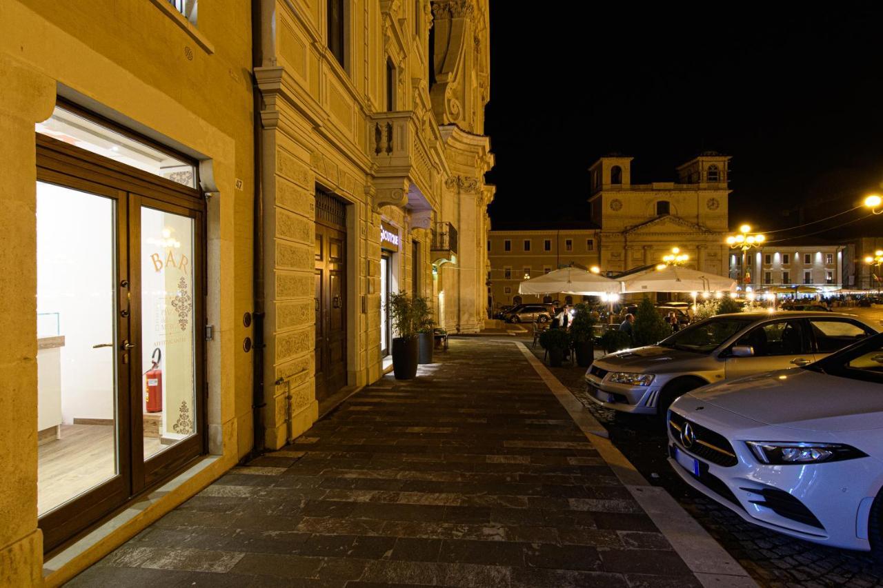Piazza Del Mercato LʼAquila Eksteriør bilde